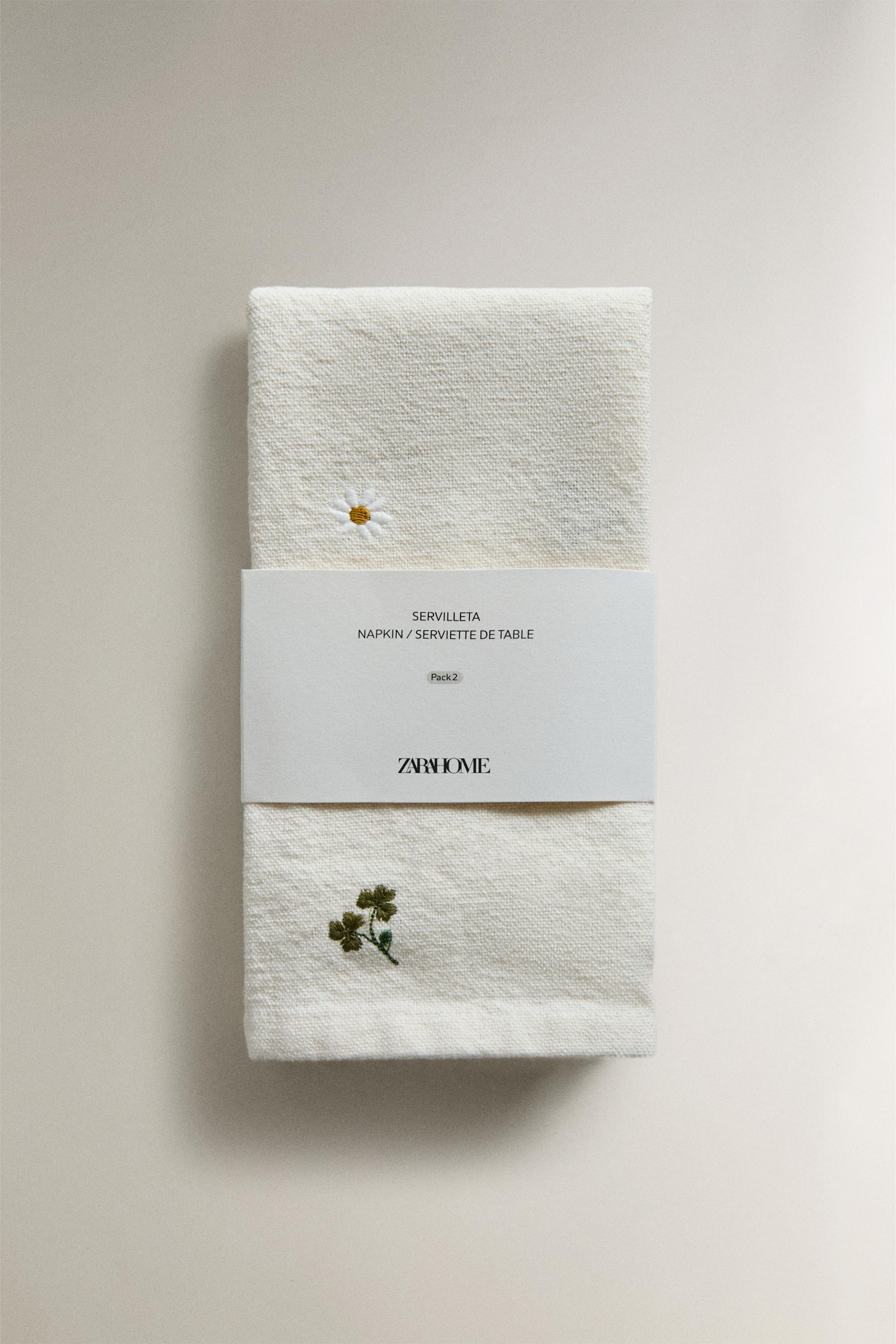 EMBROIDERED CLOVER AND DAISY NAPKINS (PACK OF 2)
